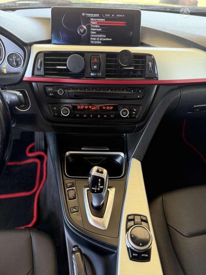 BMW 320, universalas