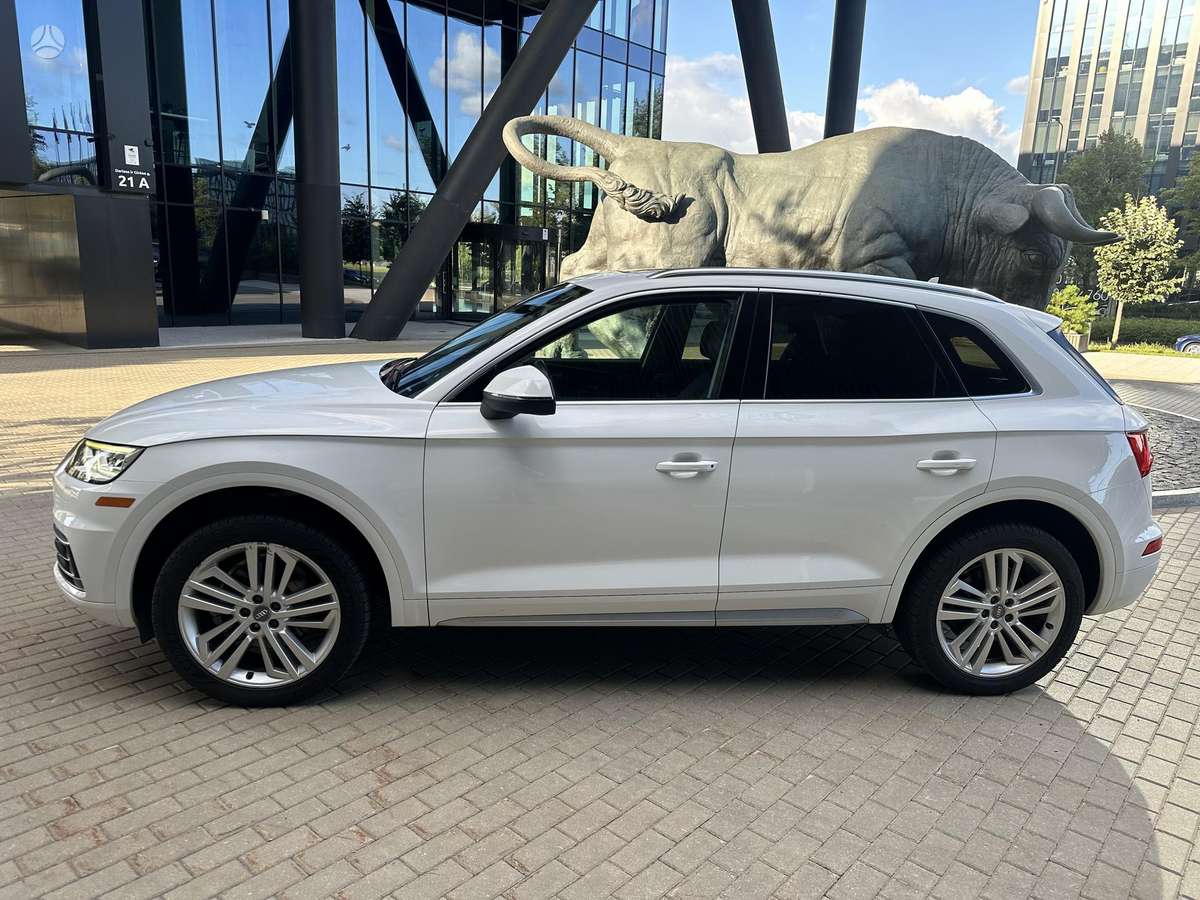 Audi Q5, 2.0 l., off-road / crossover