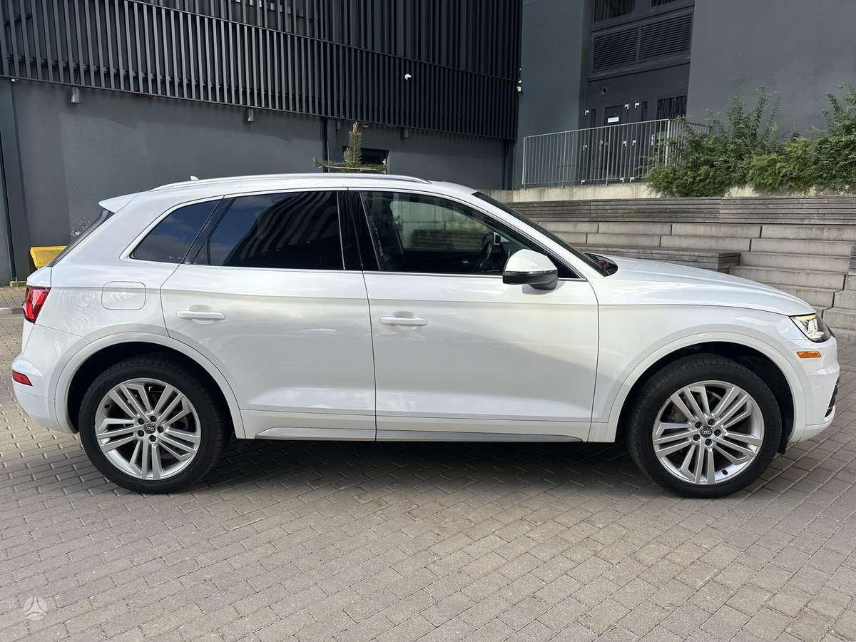 Audi Q5, 2.0 l., off-road / crossover