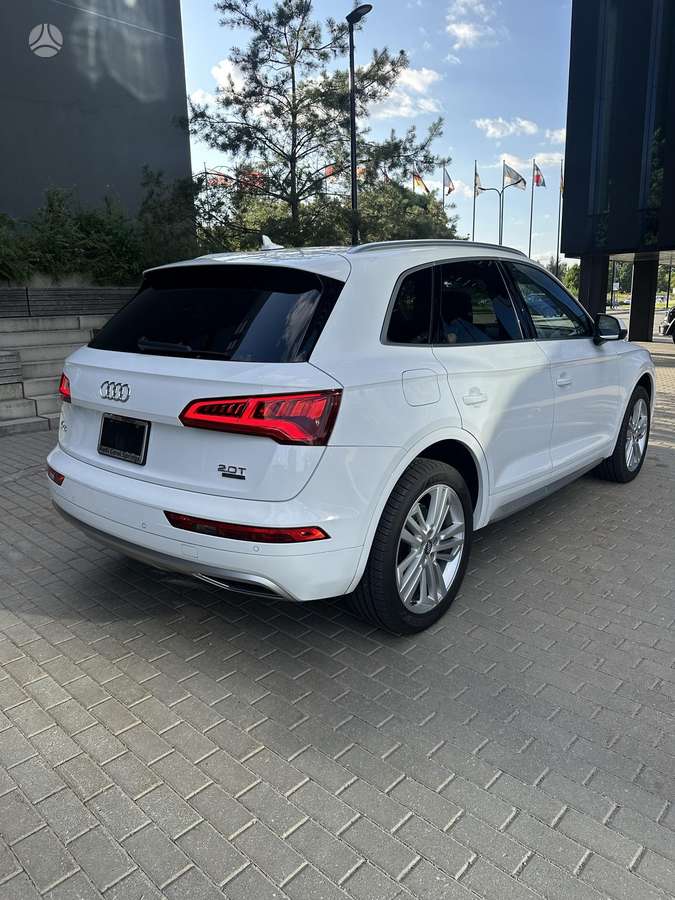 Audi Q5, 2.0 l., off-road / crossover
