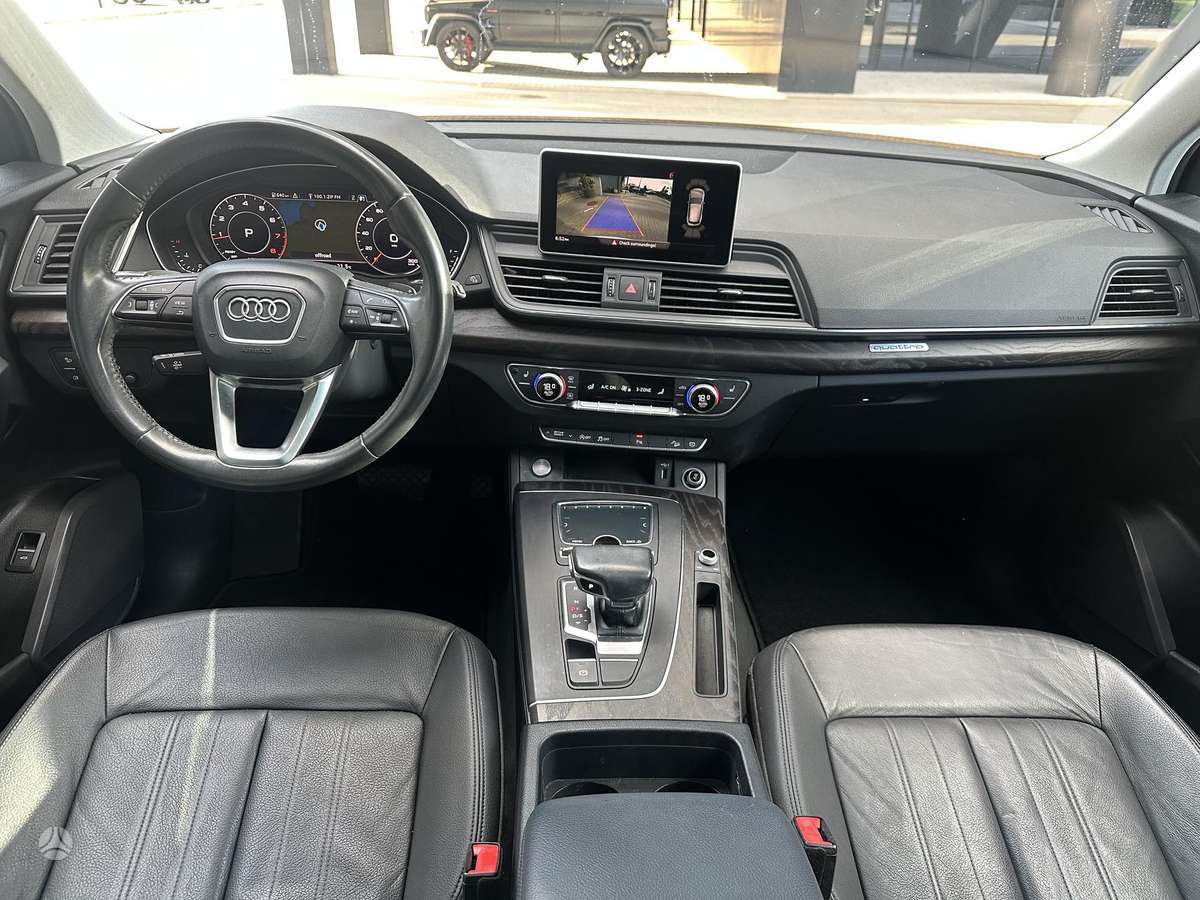 Audi Q5, 2.0 l., off-road / crossover