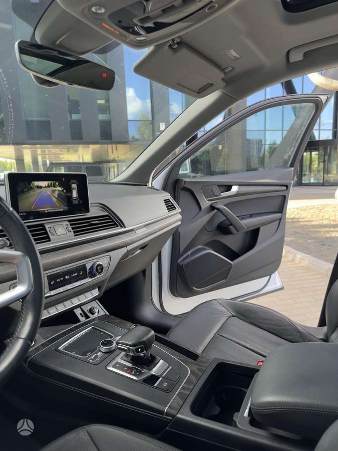 Audi Q5, 2.0 l., off-road / crossover
