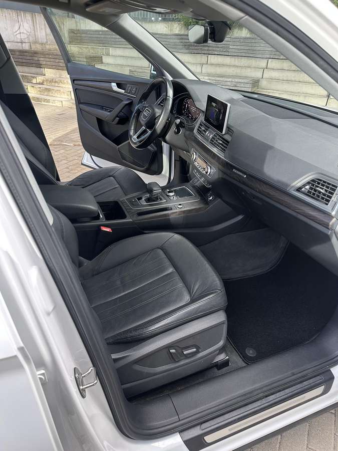 Audi Q5, 2.0 l., off-road / crossover