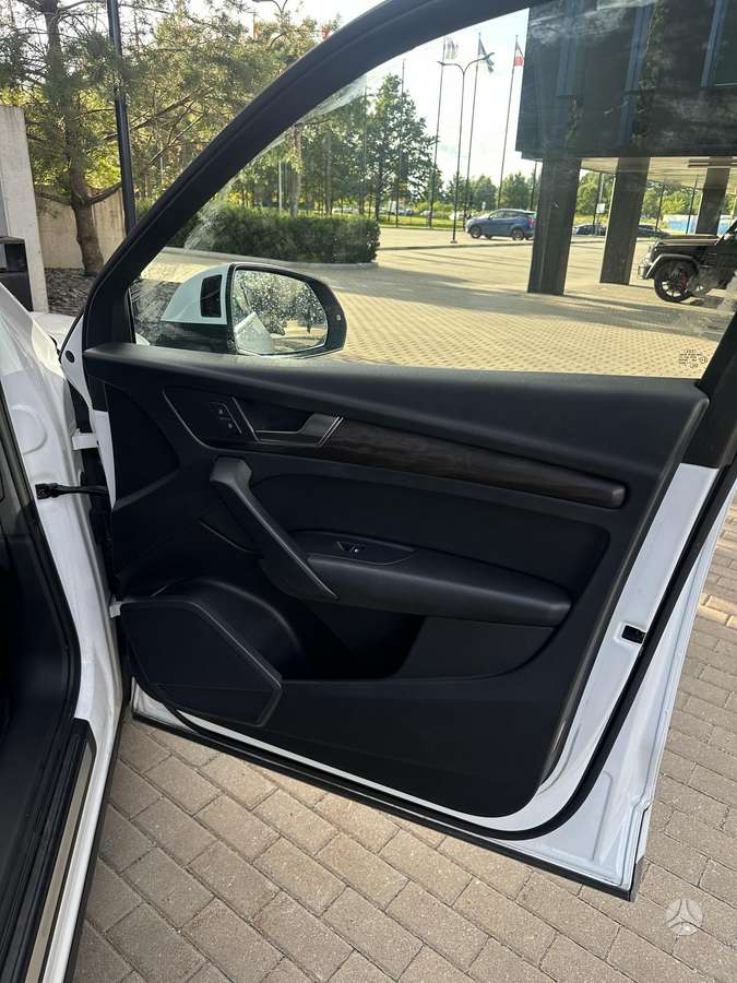 Audi Q5, 2.0 l., off-road / crossover