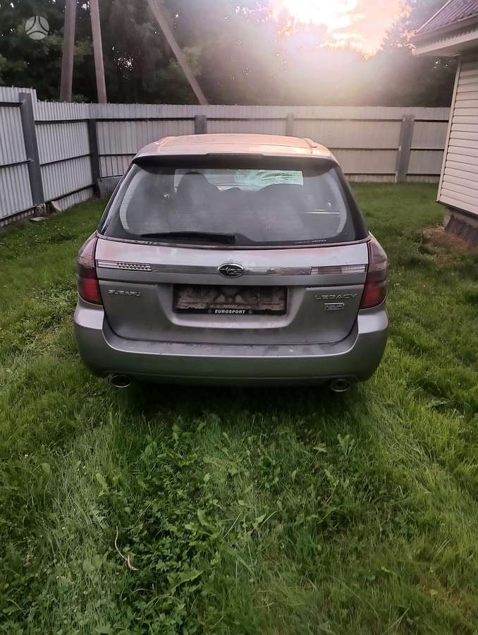 Subaru Legacy dalimis