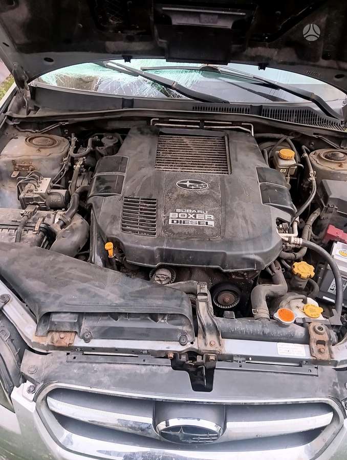 Subaru Legacy dalimis