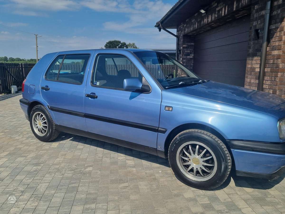 Volkswagen Golf - 1