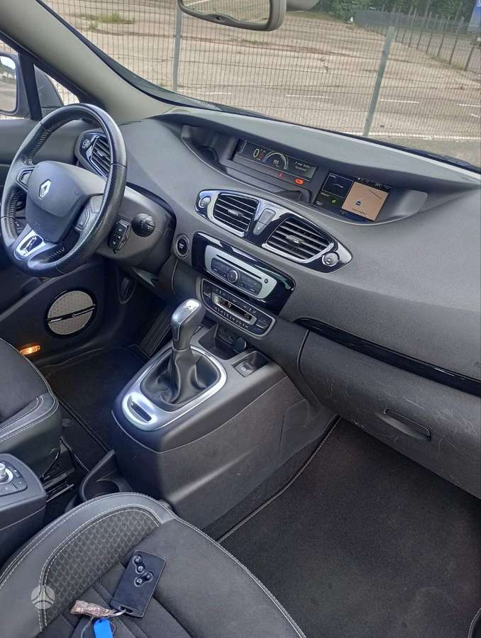 Renault Grand Scenic - 10