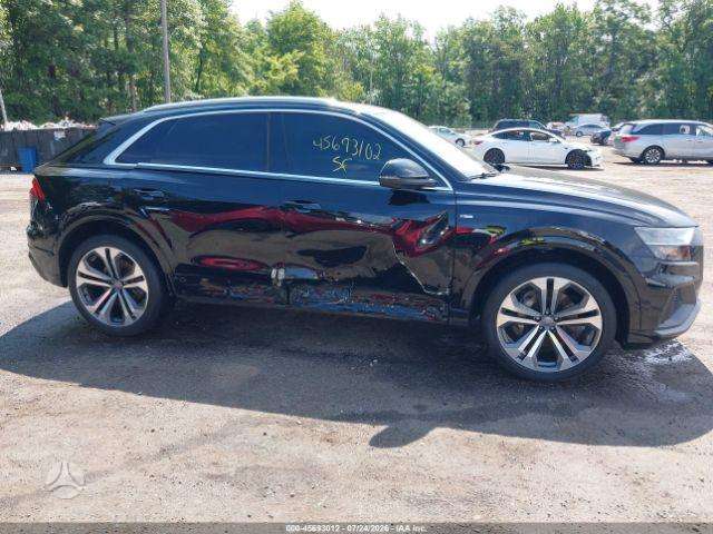 Audi Q8, off-road / crossover