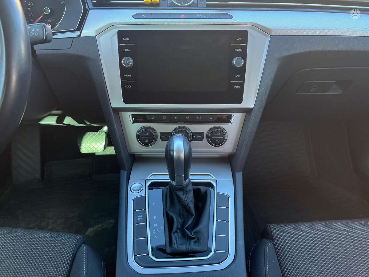 Volkswagen Passat - 11