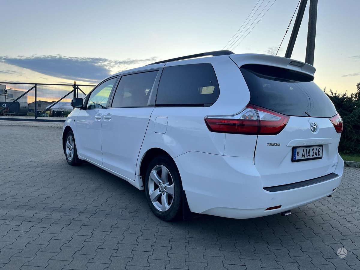 Toyota Sienna - 2