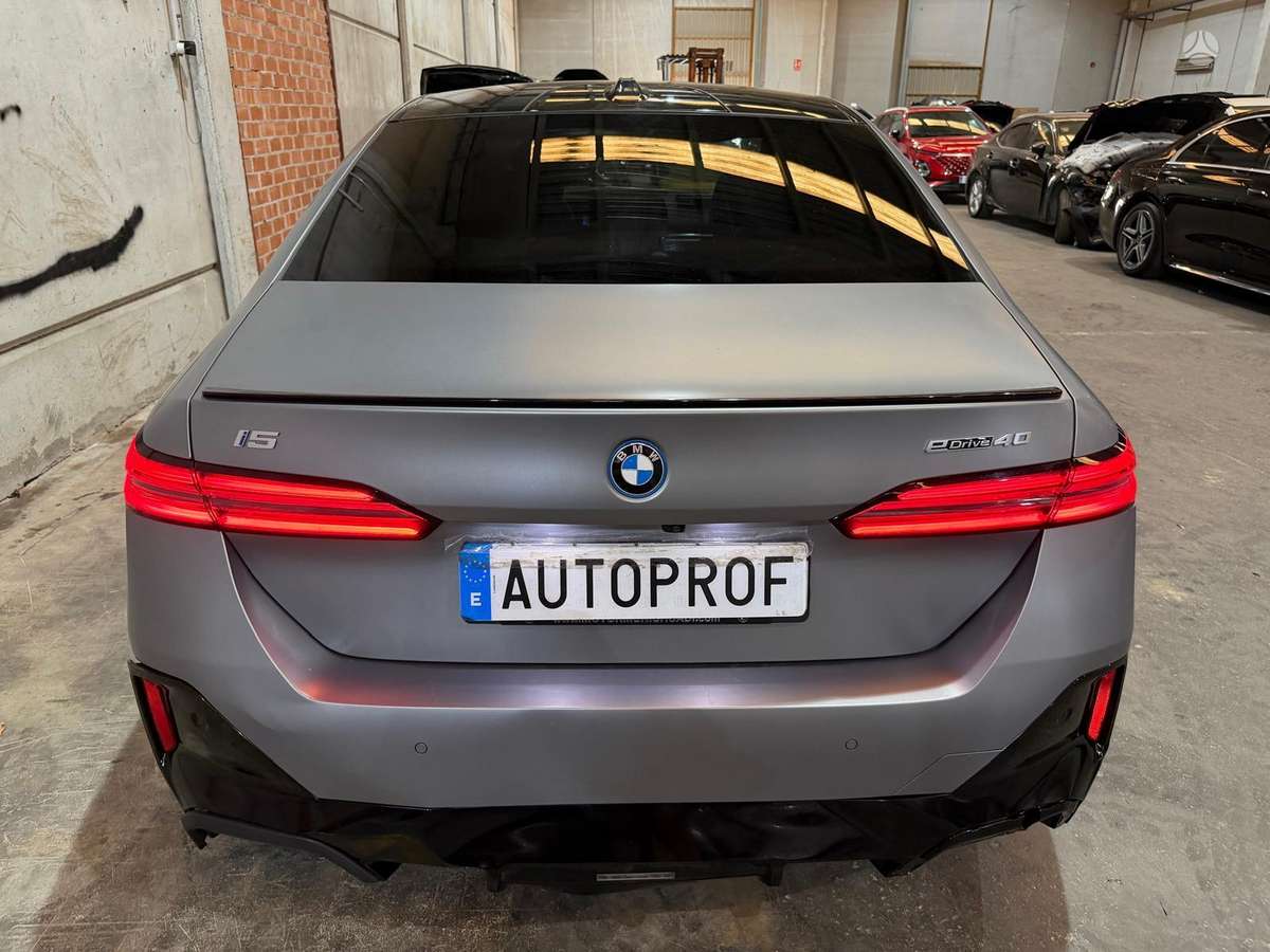 BMW i5, sedanas