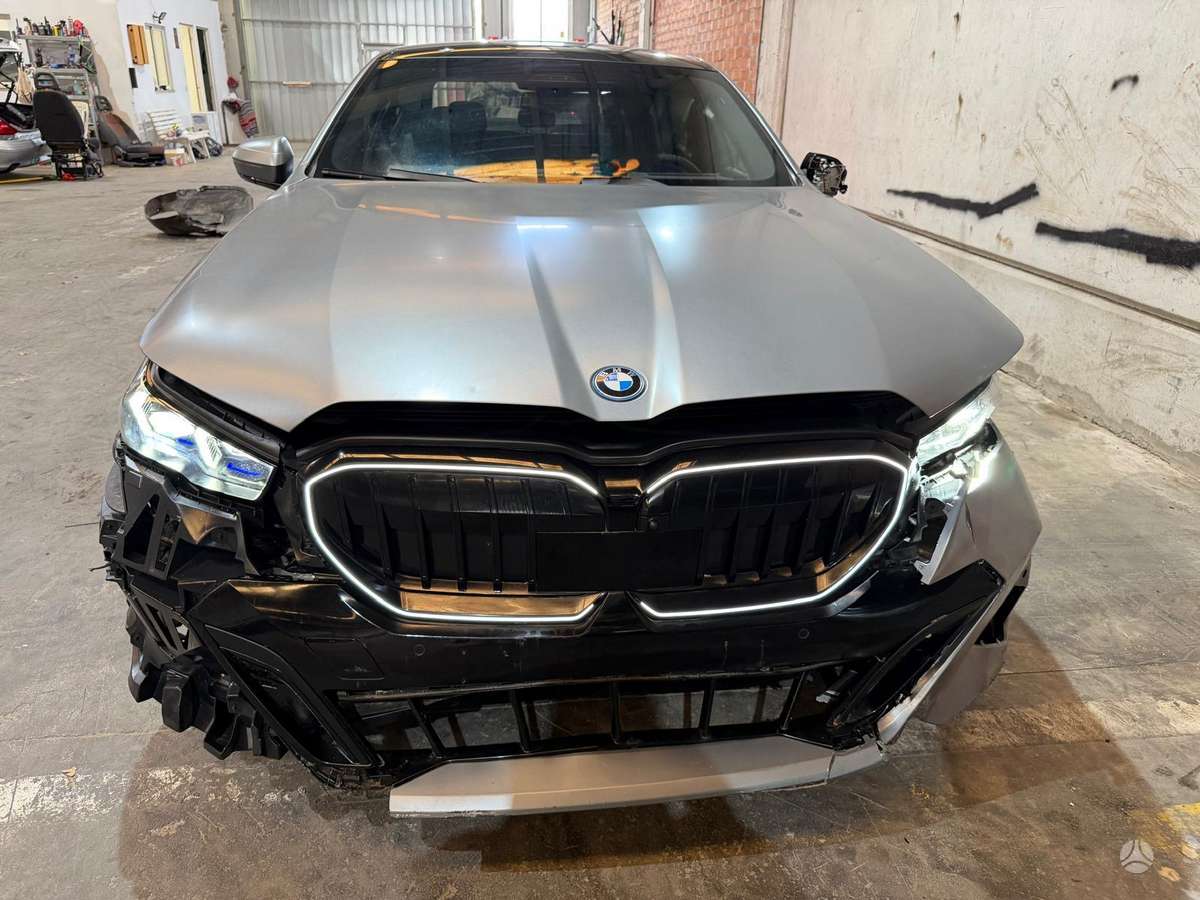 BMW i5, sedanas