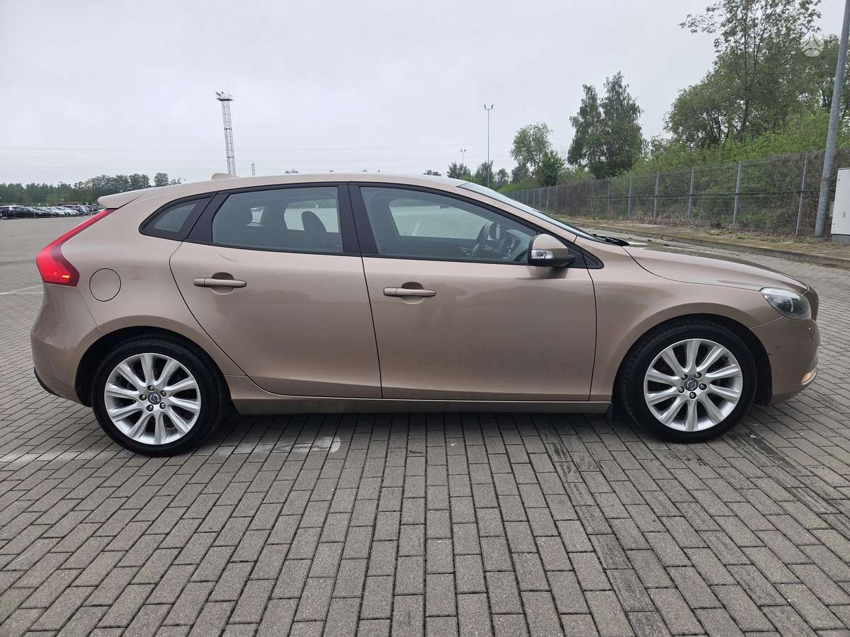 Volvo V40, 1.6 l., hatchback