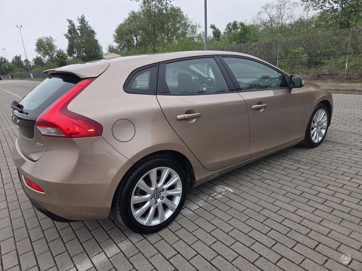 Volvo V40, 1.6 l., hatchback