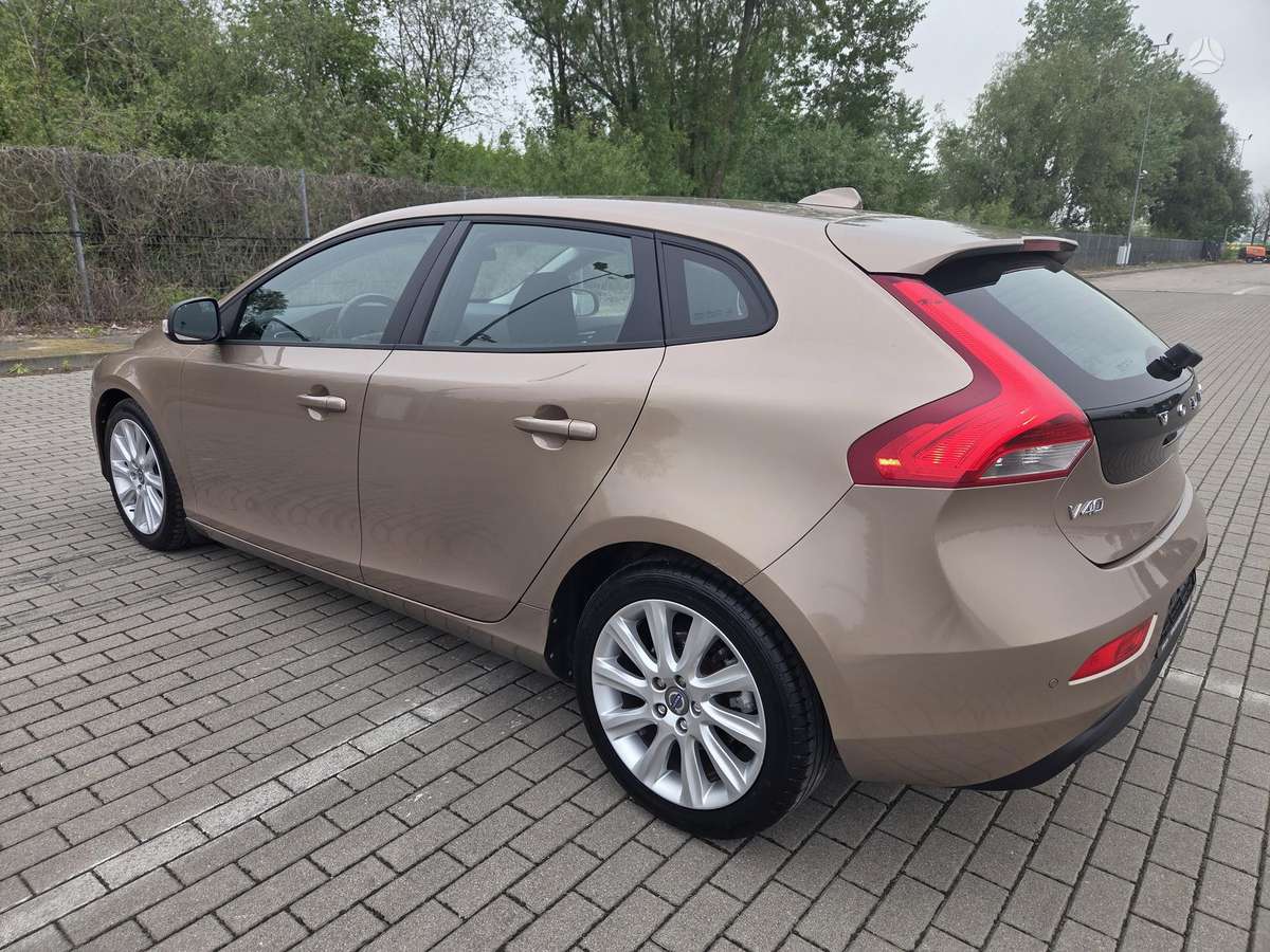 Volvo V40, 1.6 l., hatchback
