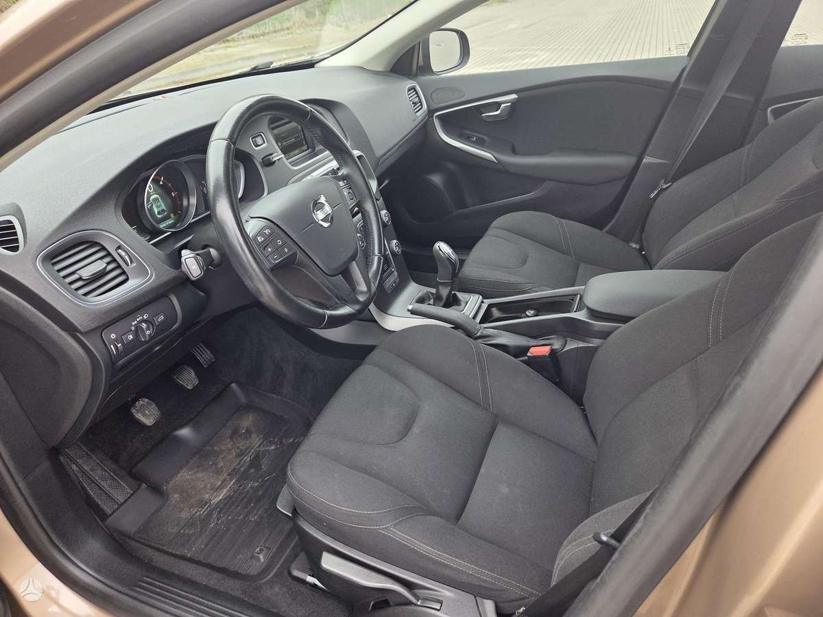 Volvo V40, 1.6 l., hatchback