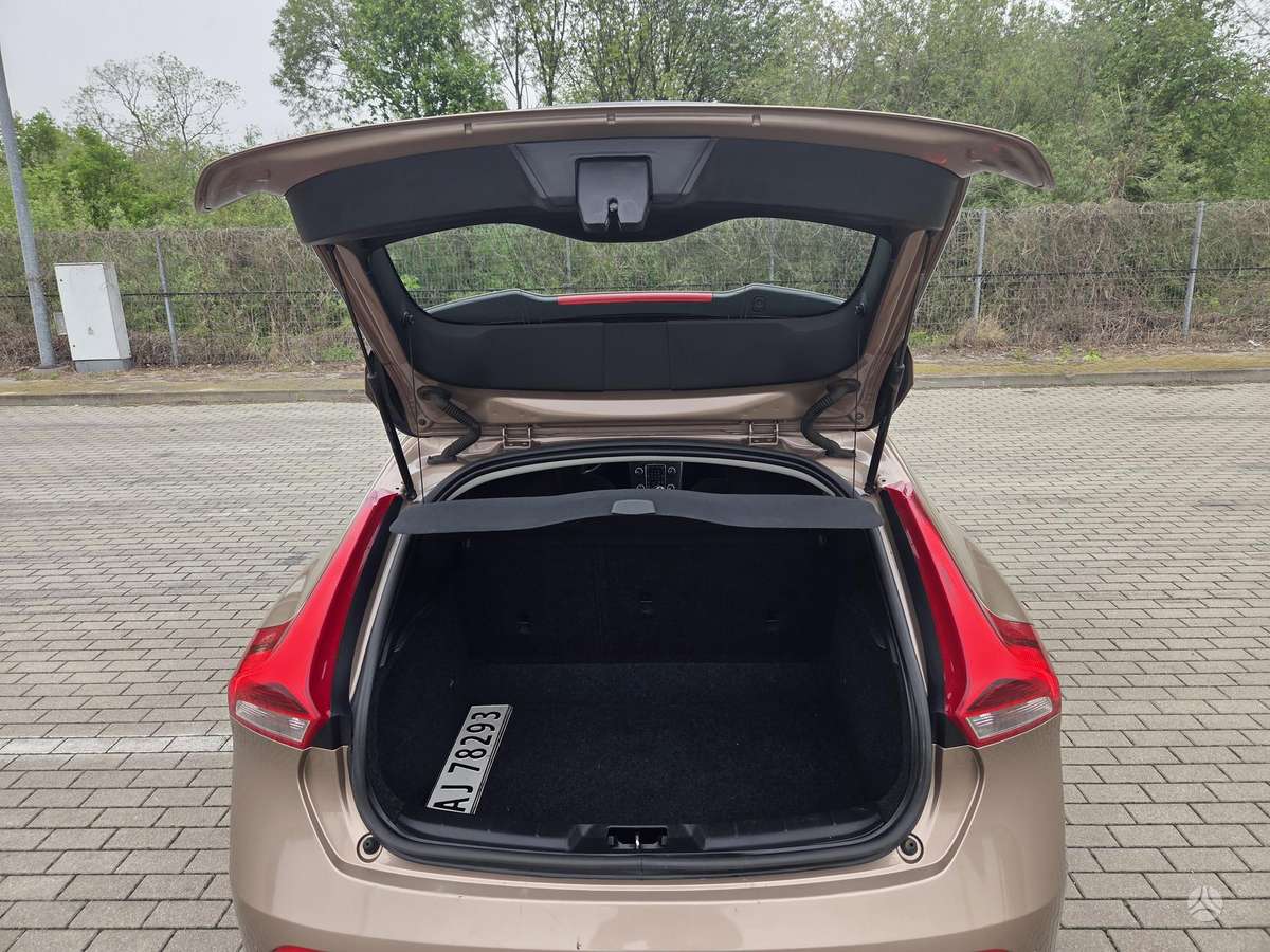 Volvo V40, 1.6 l., hatchback