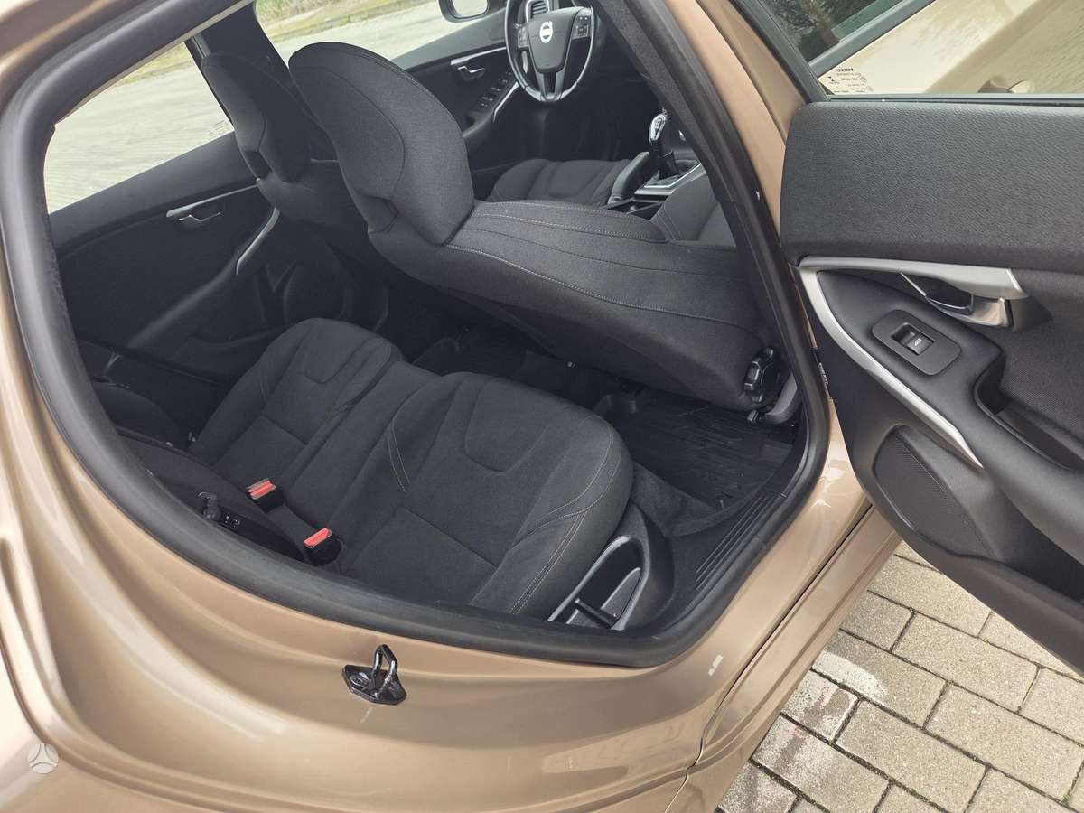 Volvo V40, 1.6 l., hatchback