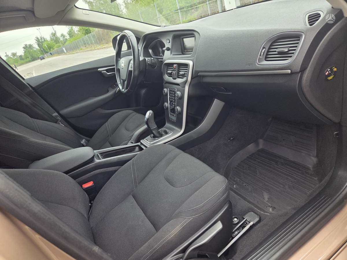 Volvo V40, 1.6 l., hatchback