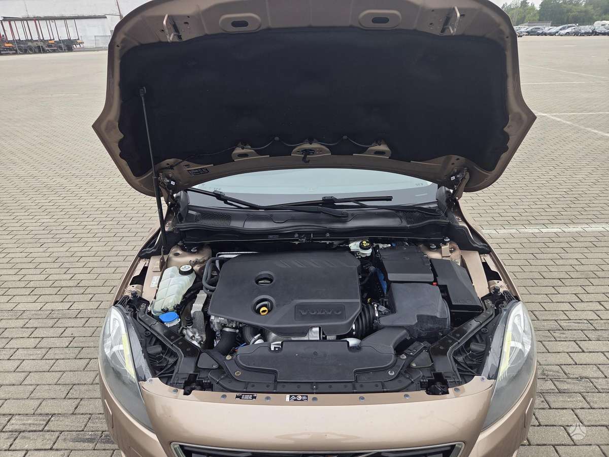 Volvo V40, 1.6 l., hatchback