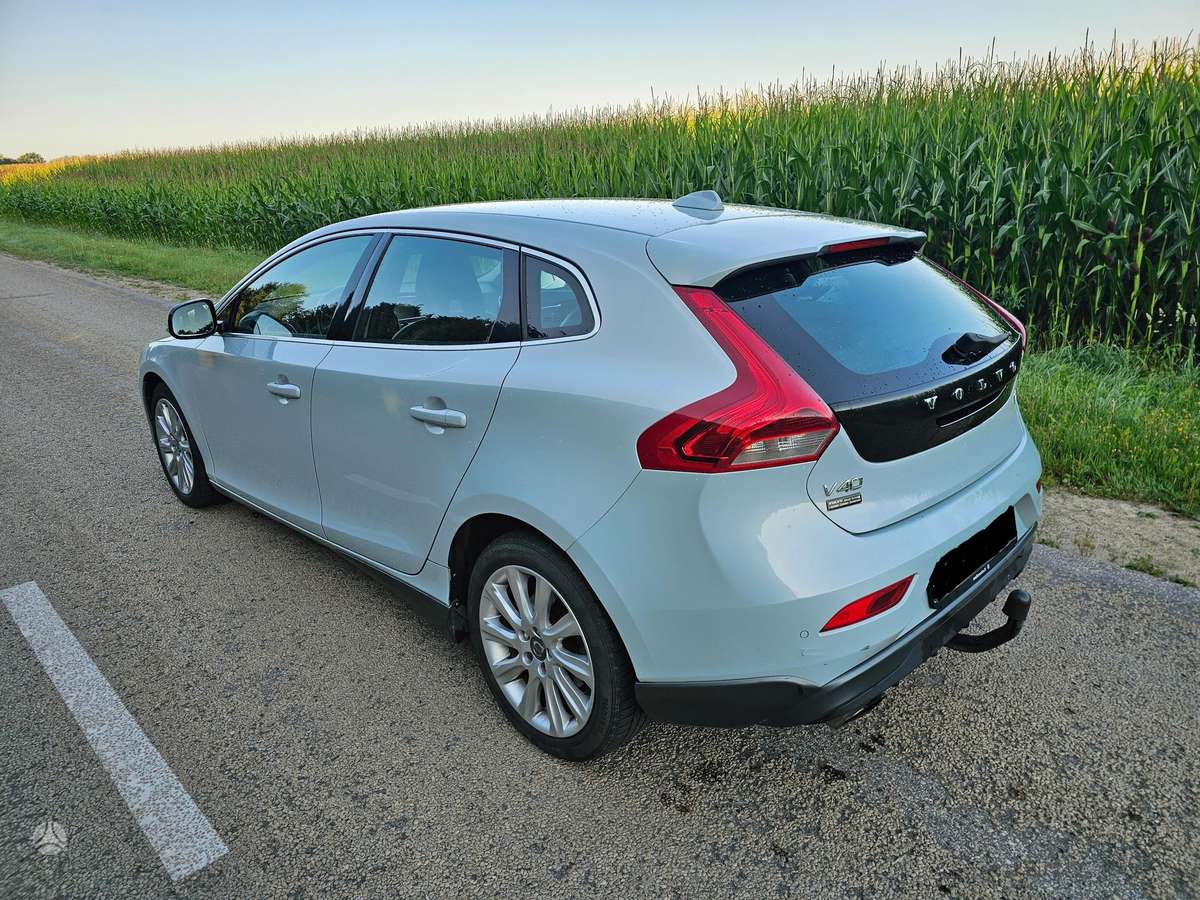Volvo V40, 1.6 l., hatchback
