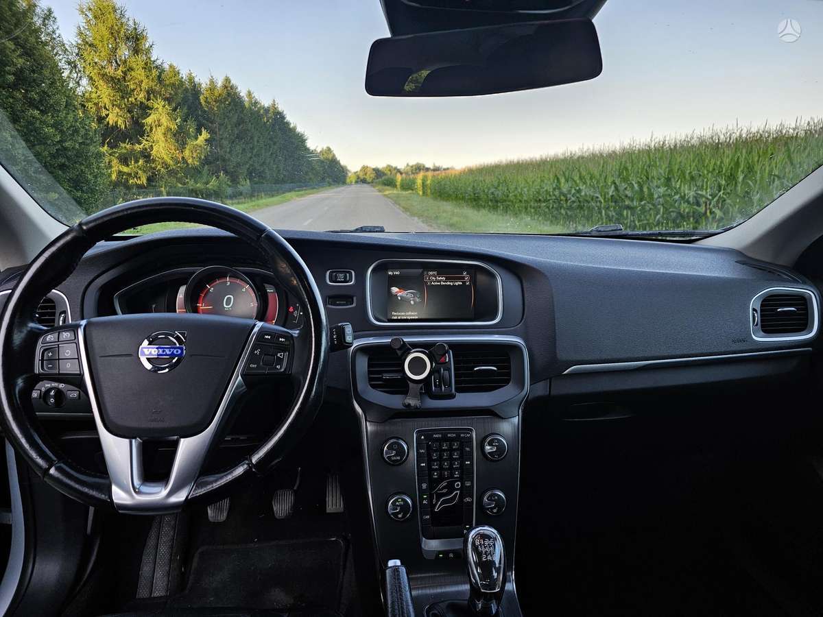 Volvo V40, 1.6 l., hatchback
