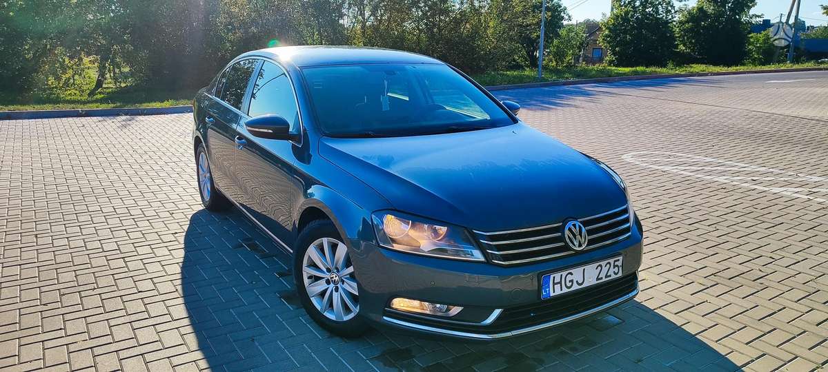 Volkswagen Passat - 1