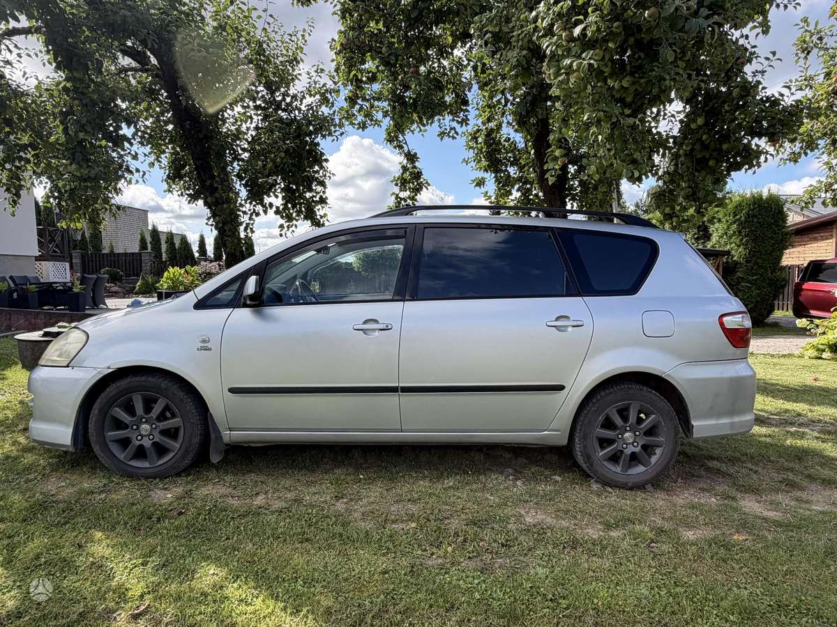 Toyota Avensis Verso - 3