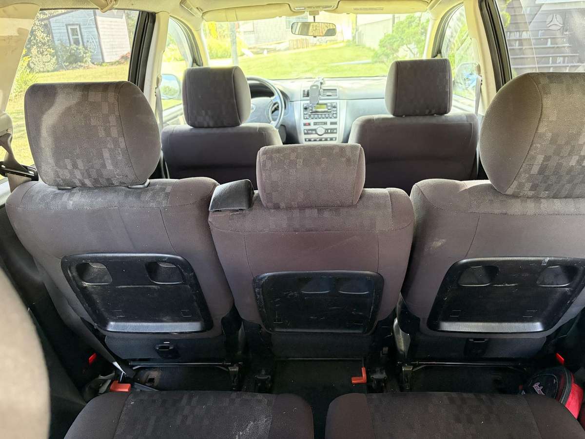 Toyota Avensis Verso - 4