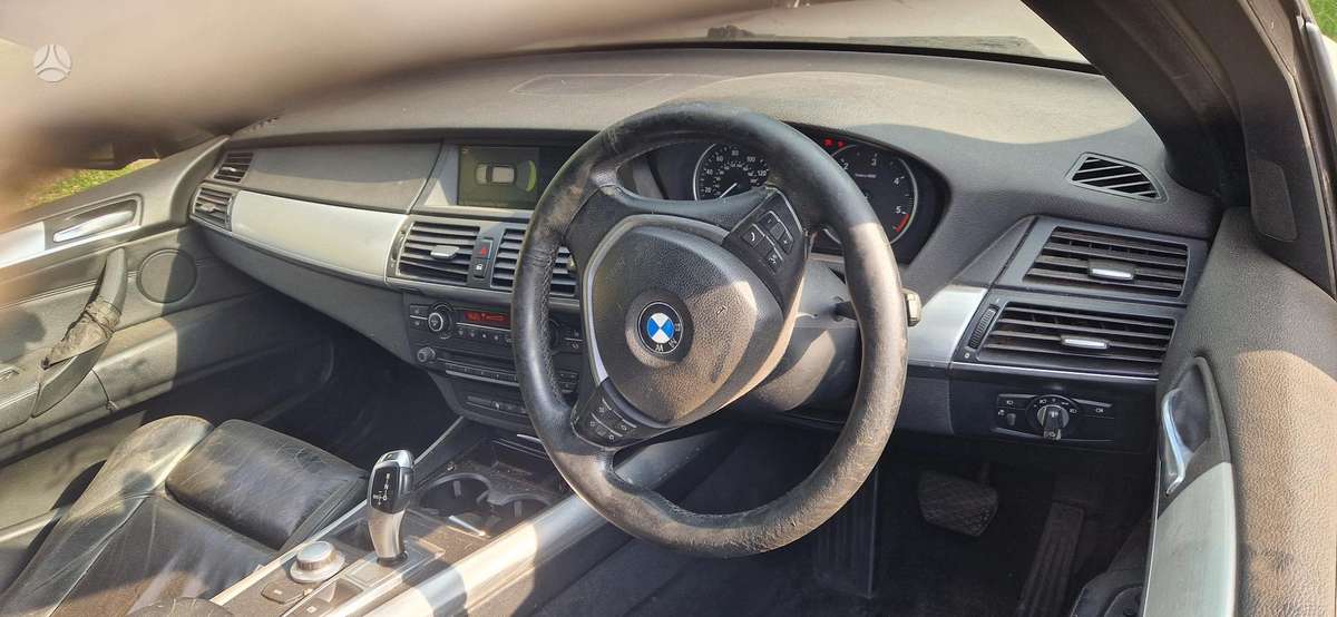 BMW X5 dalimis