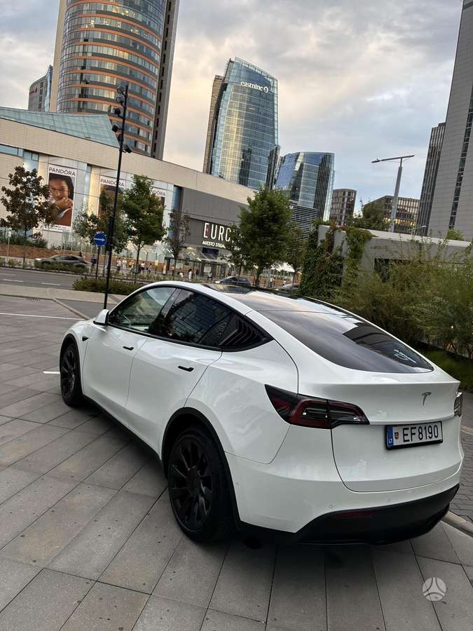 Tesla Model Y - 9