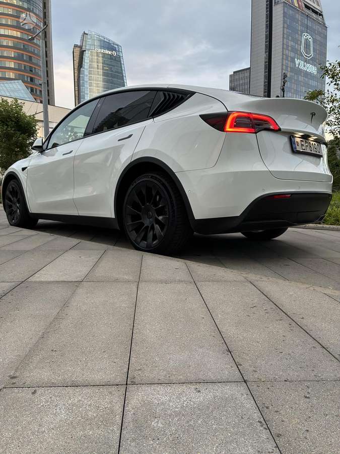 Tesla Model Y - 12
