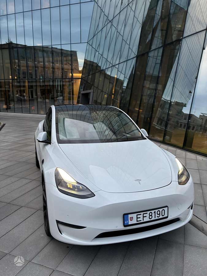 Tesla Model Y - 8