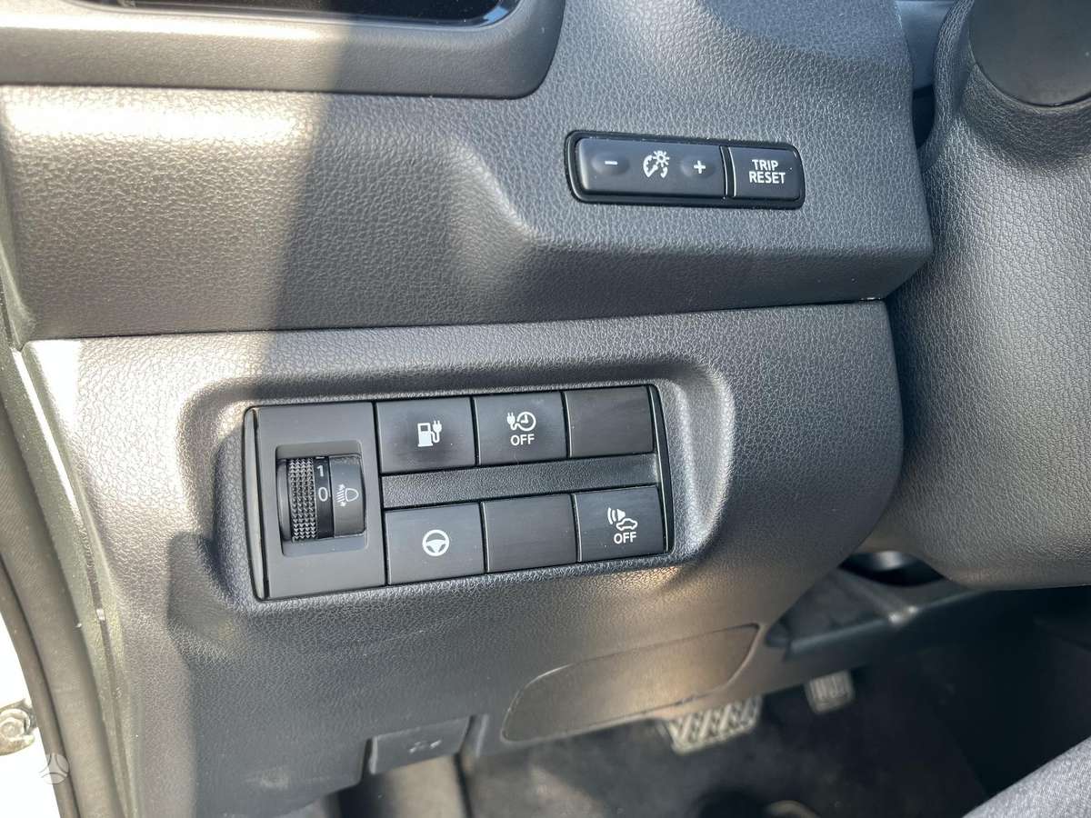 Nissan Leaf, Седан