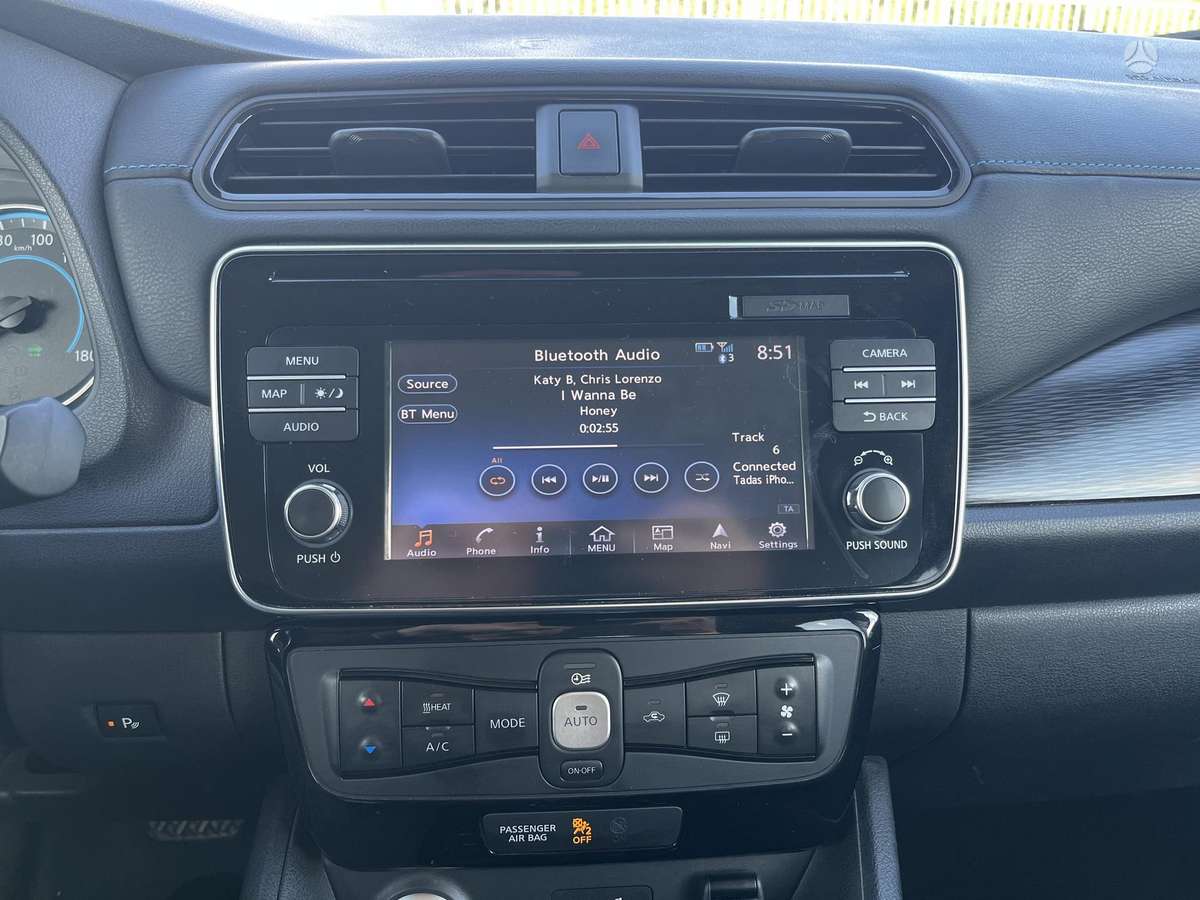 Nissan Leaf, Седан