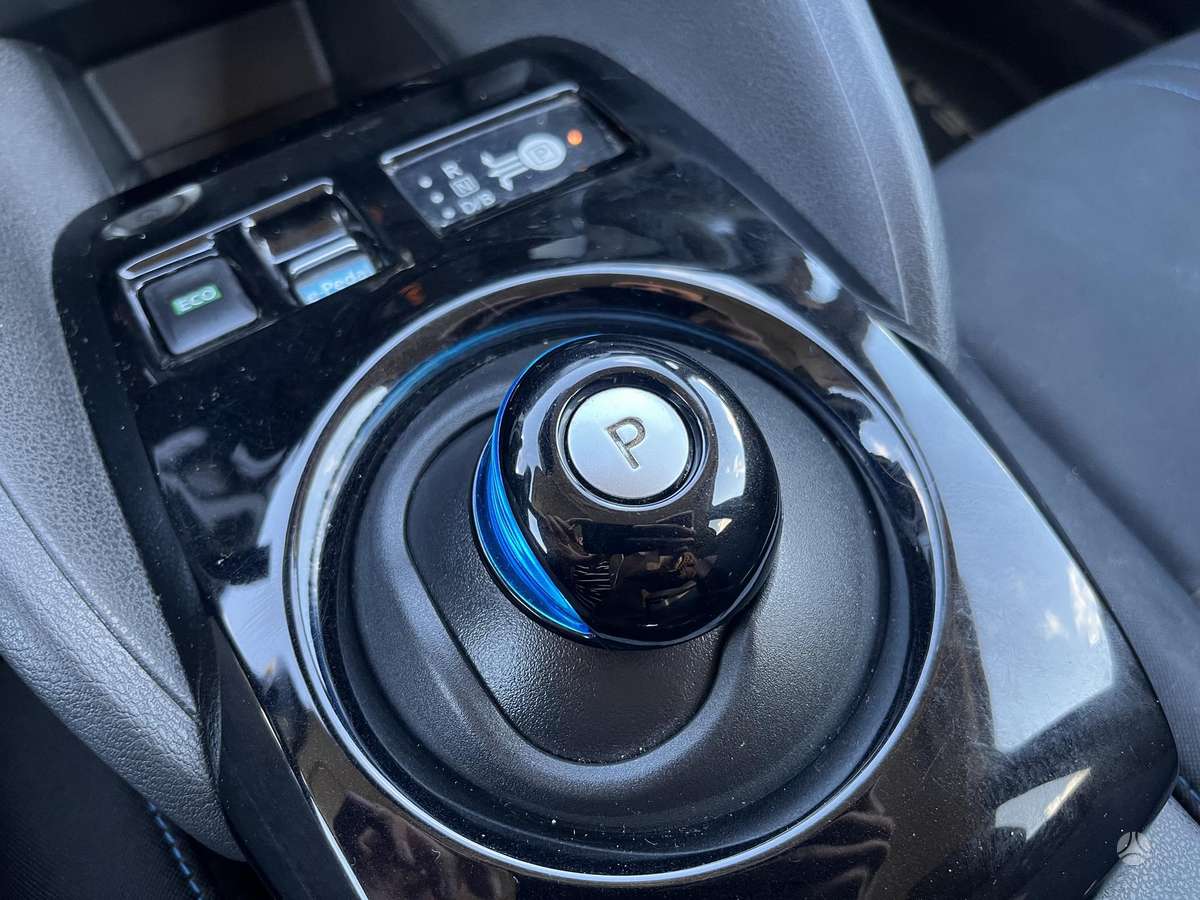 Nissan Leaf, Седан