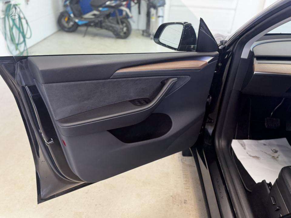 Tesla Model Y, 75 kWh, hatchback