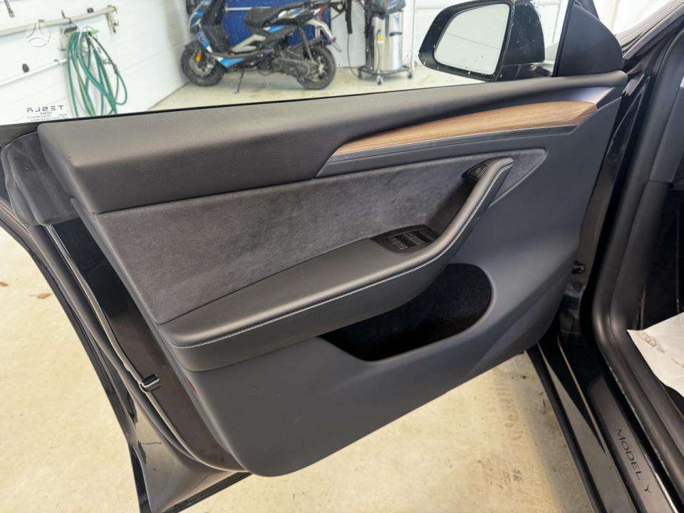 Tesla Model Y, 75 kWh, hatchback