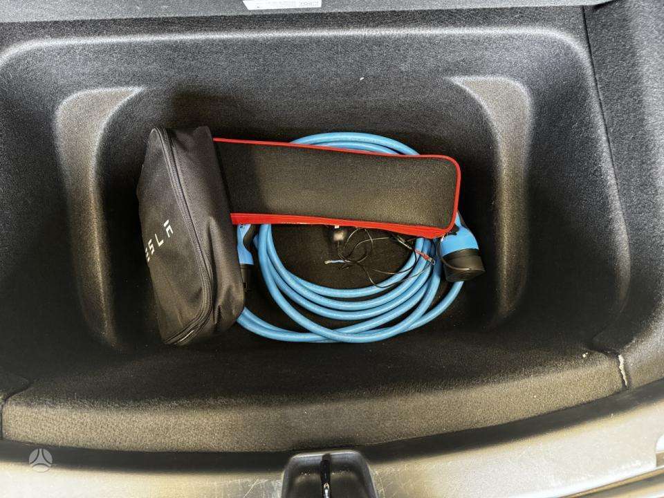 Tesla Model Y, 75 kWh, hatchback