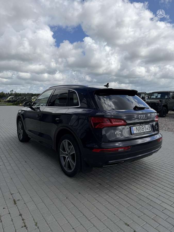 Audi Q5, 2.0 l., off-road / crossover