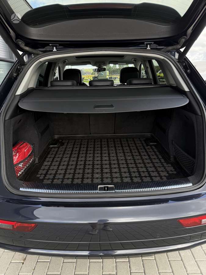 Audi Q5, 2.0 l., off-road / crossover