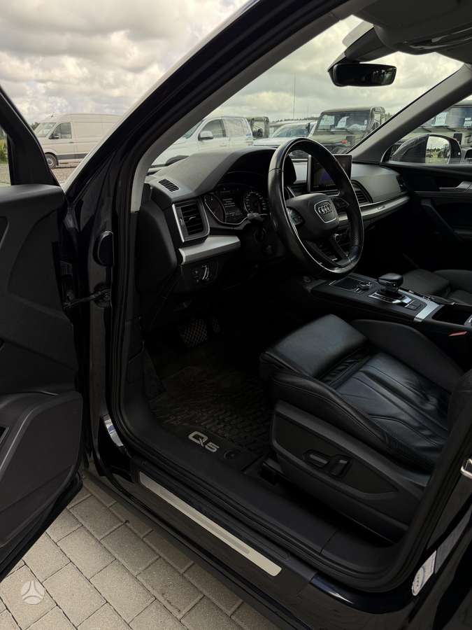 Audi Q5, 2.0 l., off-road / crossover