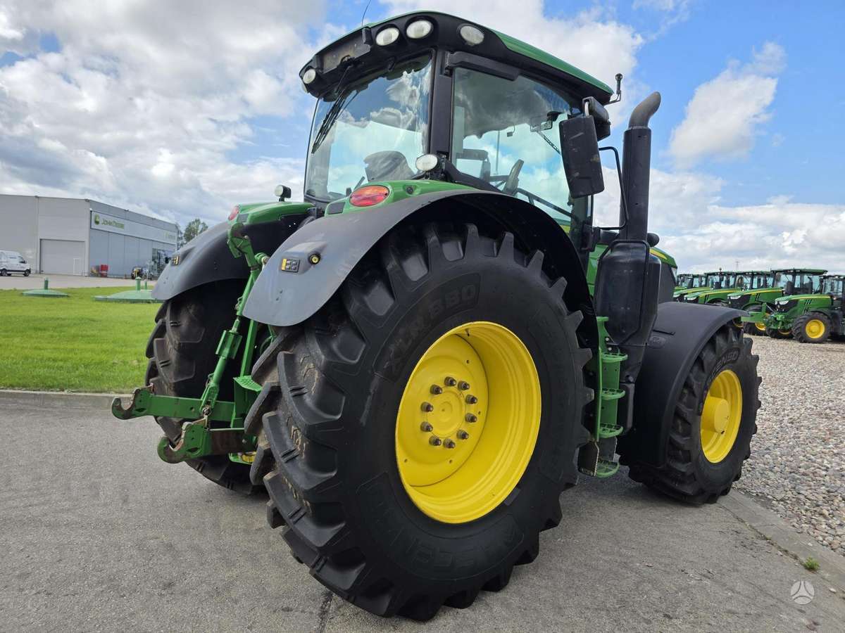 John Deere 6215R, traktoriai