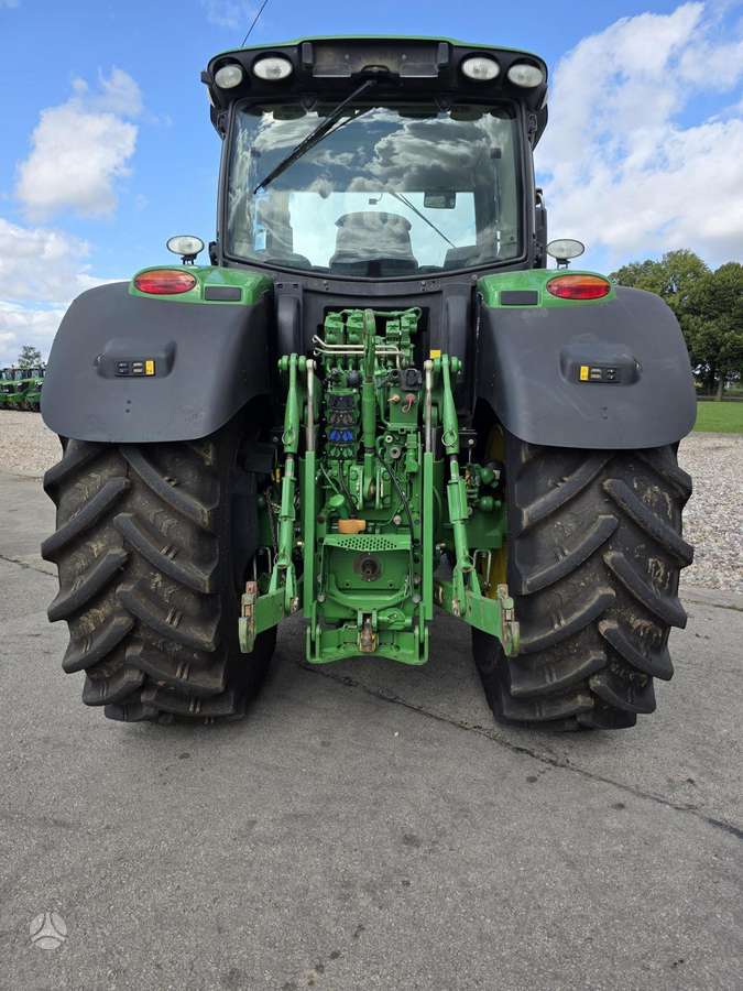 John Deere 6215R, traktoriai
