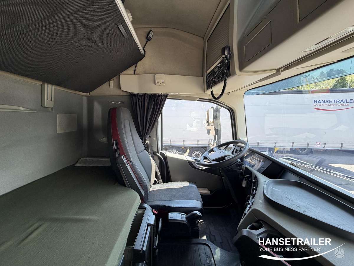 Volvo FH GB Chassis, double sleeper