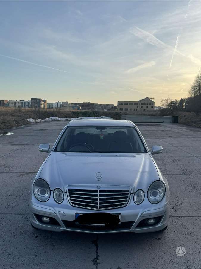 Mercedes-Benz E220, Седан