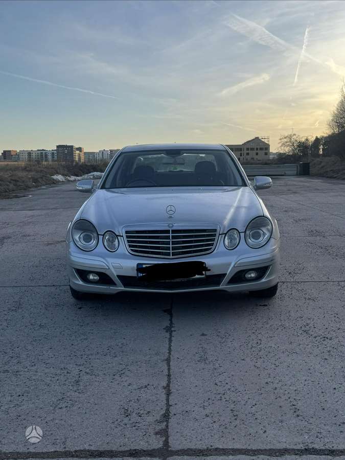 Mercedes-Benz E220, Седан