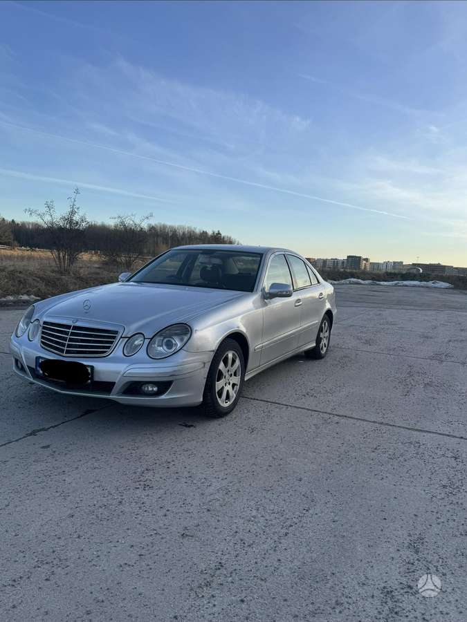 Mercedes-Benz E220, Седан