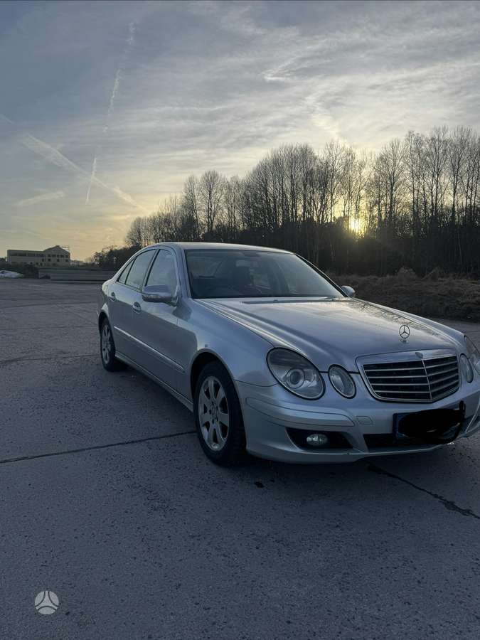 Mercedes-Benz E220, Седан